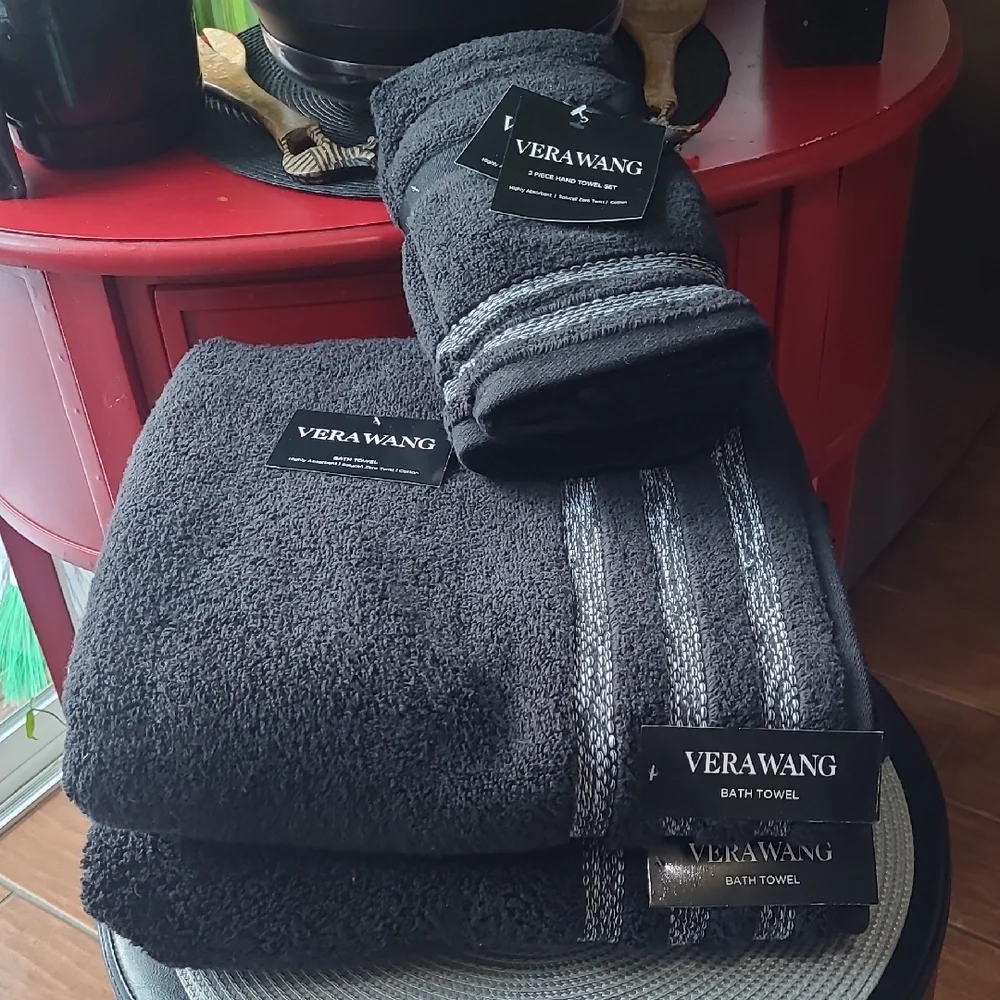 Vera Wang Bath Towel Set